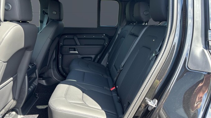 Land Rover Defender 3.0 D250 X-Dynamic SE 110 5dr Auto Diesel Estate - Image 4